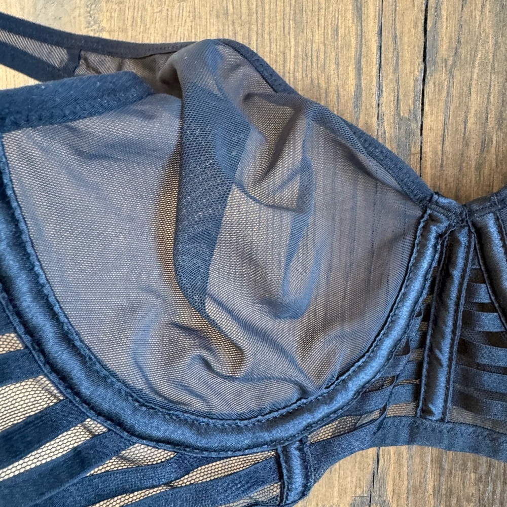 Victoria’s Secret Unlined Mesh Plunge Underwire Black Bra 34C - Picture 7 of 7